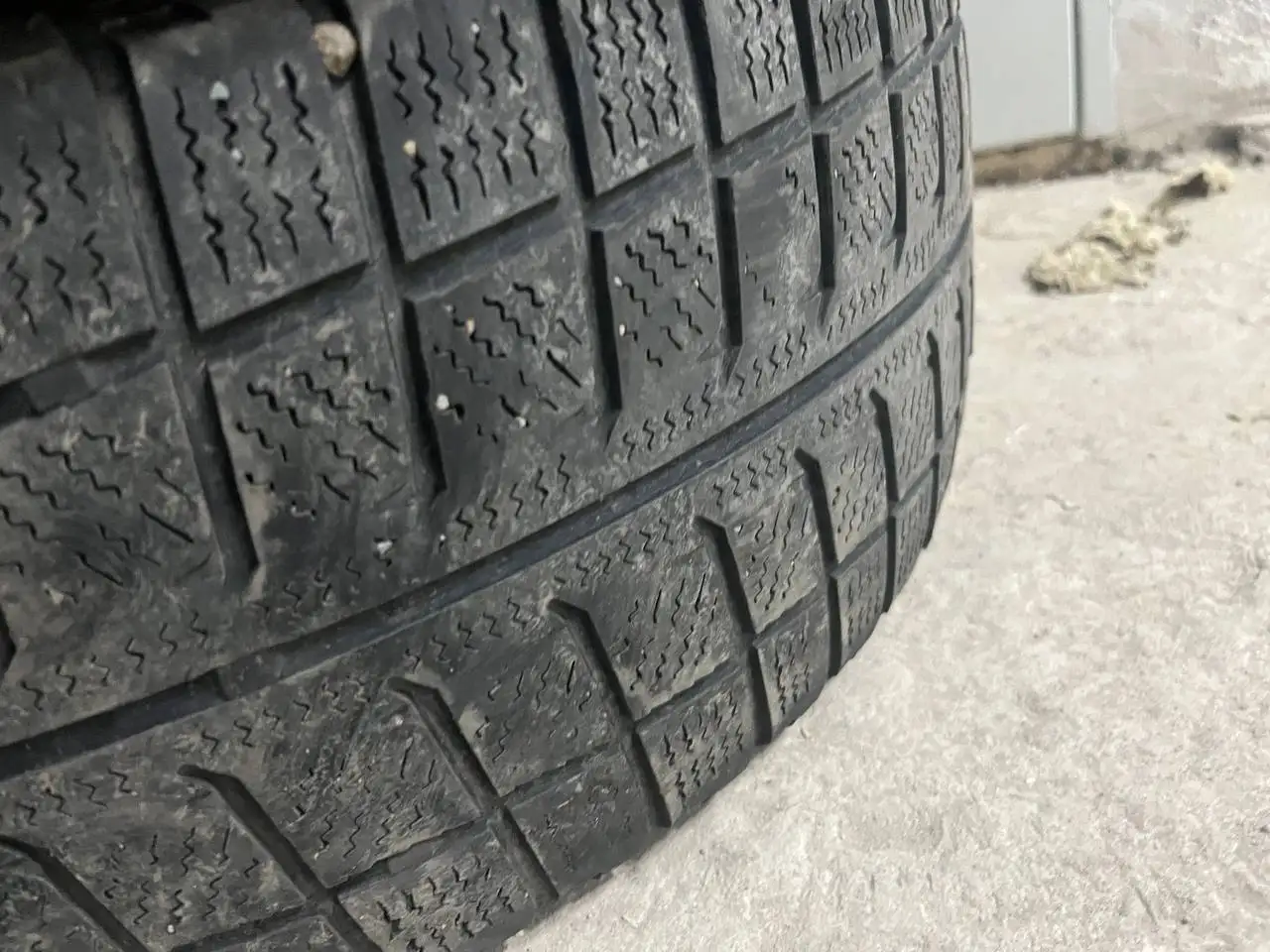 Резина Bridgestone 215/45 r17 на докат - Шины и диски (Запчасти) в Иркутск