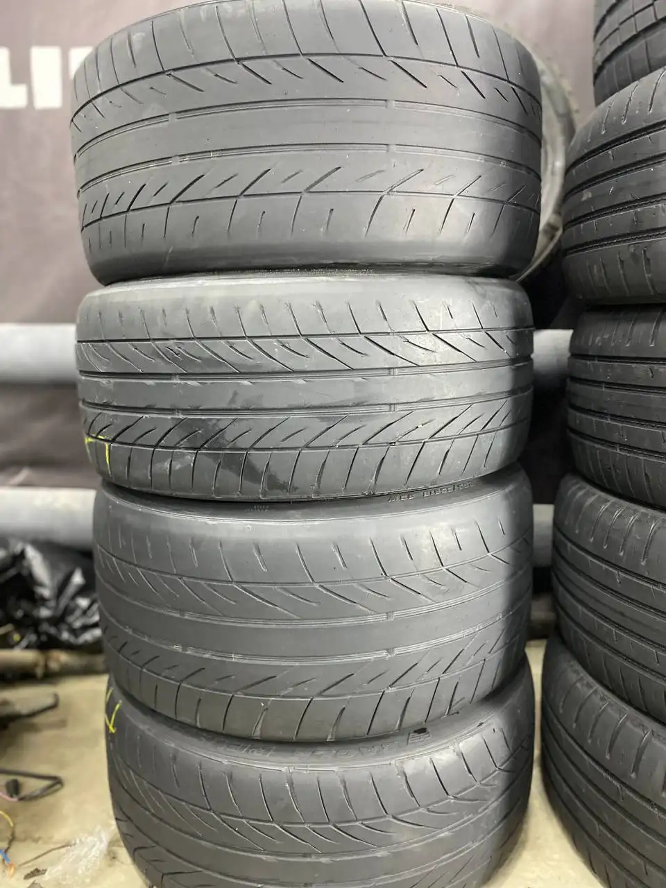 GoodYear r18 разноширокие 265/35 и 235/40 - Шины (Запчасти) в Иркутск