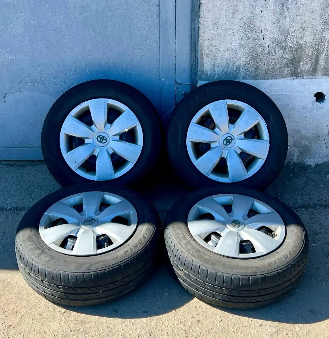Продам комплект колес R14 Toyota с колпаками - Колеса и шины (Запчасти) в Иркутск