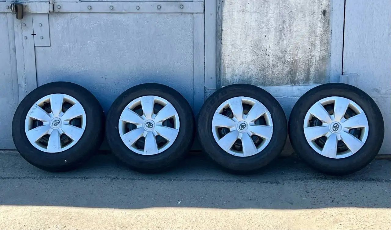 Продам комплект колес R14 Toyota с колпаками - Колеса и шины (Запчасти) в Иркутск