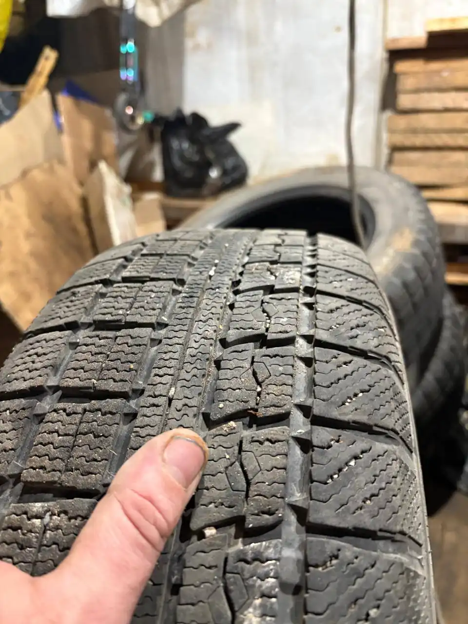 Продам зимние шины 205/60R16 или обмен на 195/65R15