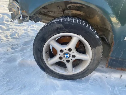 Продам комплект колес 15 на зимней резине - Запчасти в Иркутск