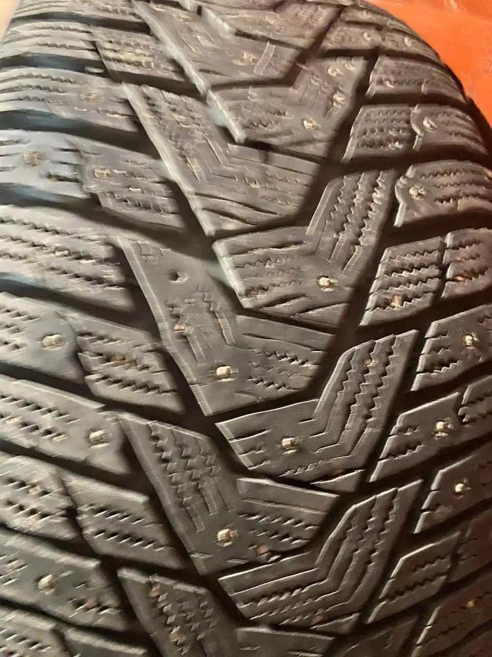 Продажа зимних шипованных шин Hankook 255/45R19
