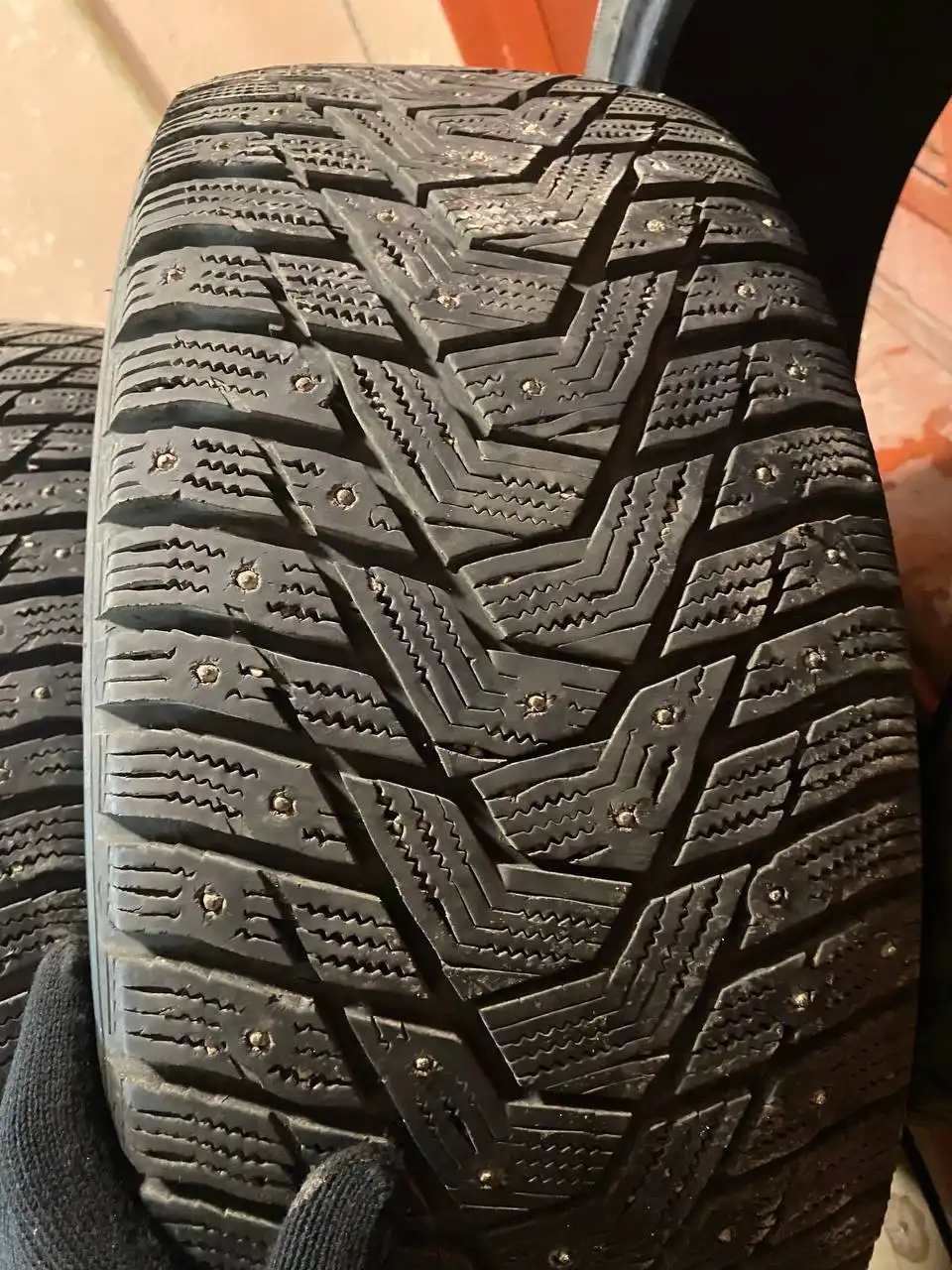 Продажа зимних шипованных шин Hankook 255/45R19