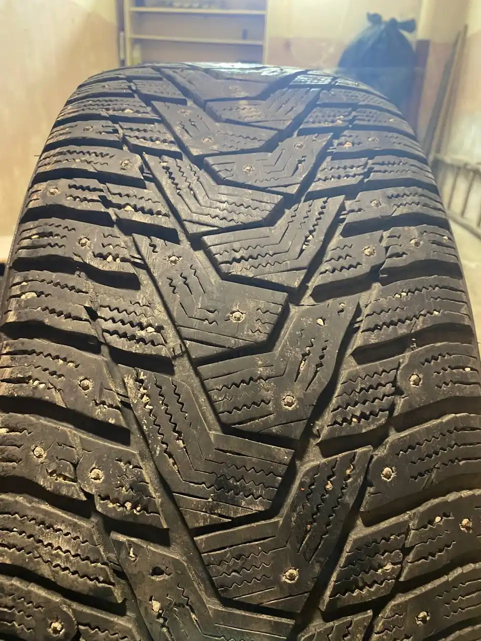 Продажа зимних шипованных шин Hankook 255/45R19
