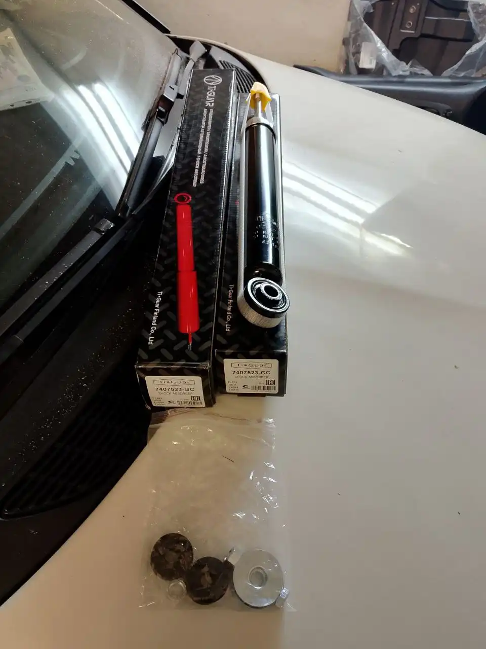 Амортизаторы задние новые для Ниссан Марч/Микра HK11/K11