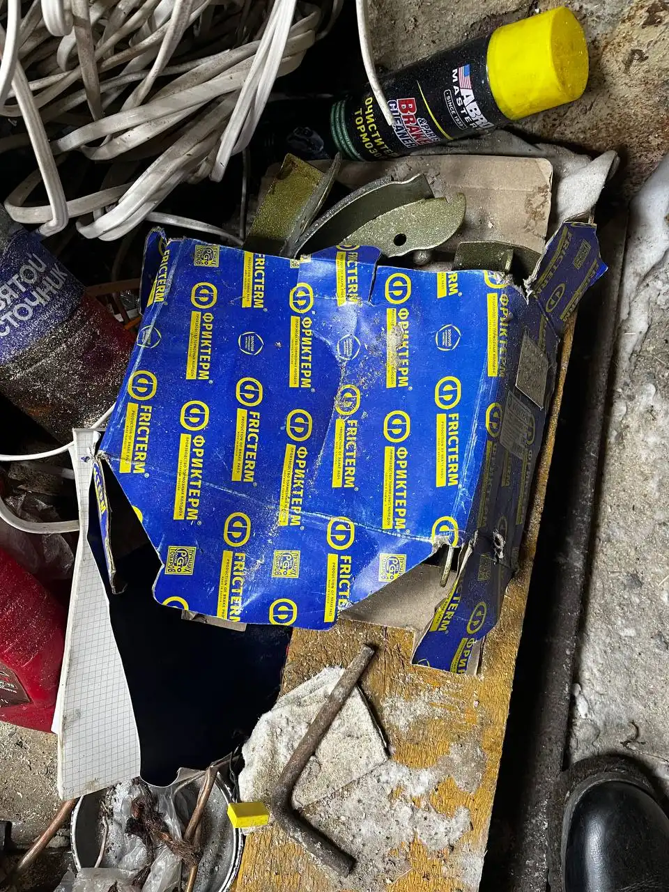 Продам зимнюю резину 225/65/17, коврик для Форд Фокус 3, тормозные колодки для Газели Бизнес