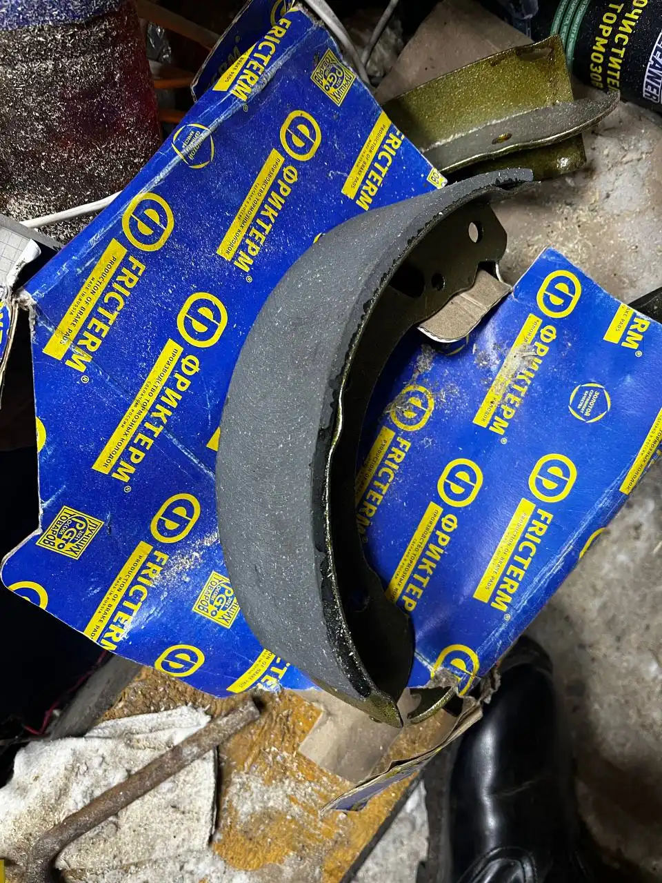 Продам зимнюю резину 225/65/17, коврик для Форд Фокус 3, тормозные колодки для Газели Бизнес