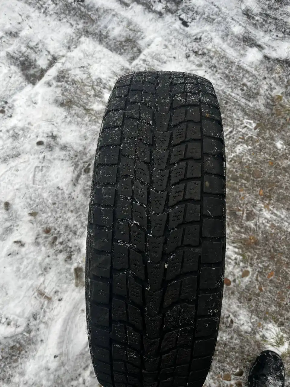 Продам зимнюю резину 225/65/17, коврик для Форд Фокус 3, тормозные колодки для Газели Бизнес