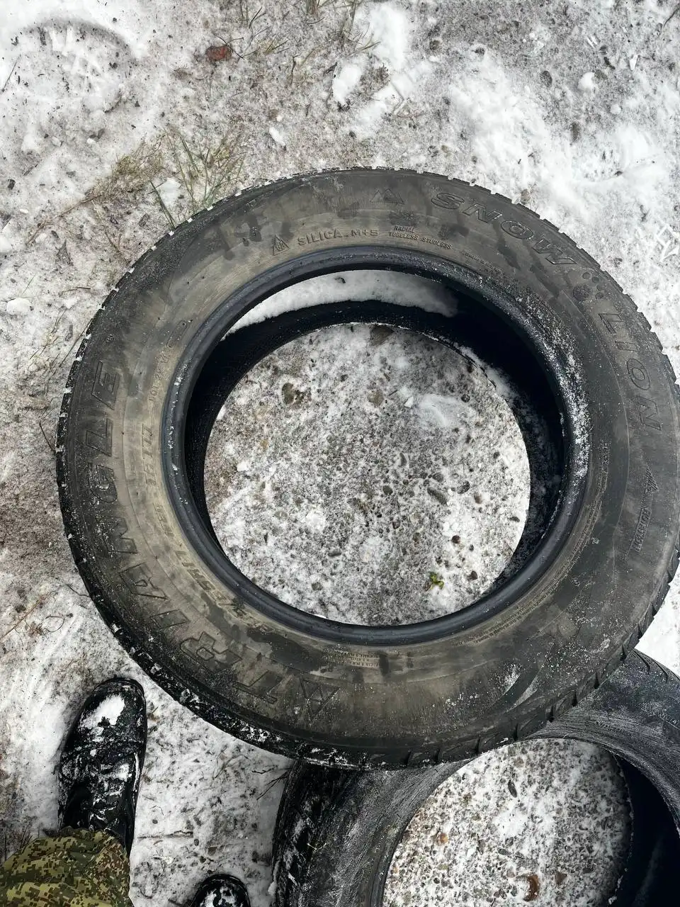 Продам зимнюю резину 225/65/17, коврик для Форд Фокус 3, тормозные колодки для Газели Бизнес