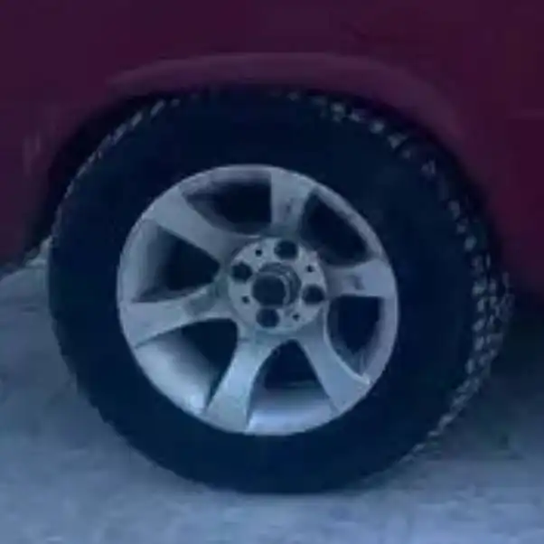 Продам комплект зимних шипованных колес R13 - Шины и диски (Запчасти) в Иркутск