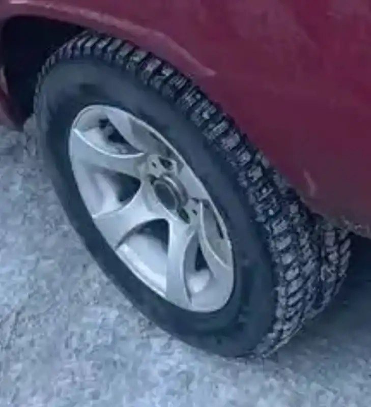 Продам комплект зимних шипованных колес R13 - Шины и диски (Запчасти) в Иркутск