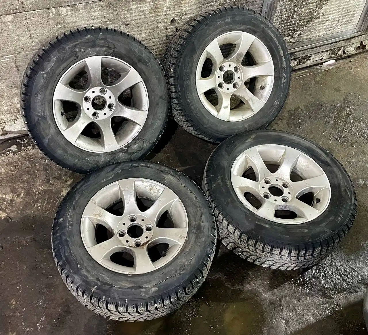 Зимние шипованные колеса R13 - Шины и диски (Запчасти) в Иркутск