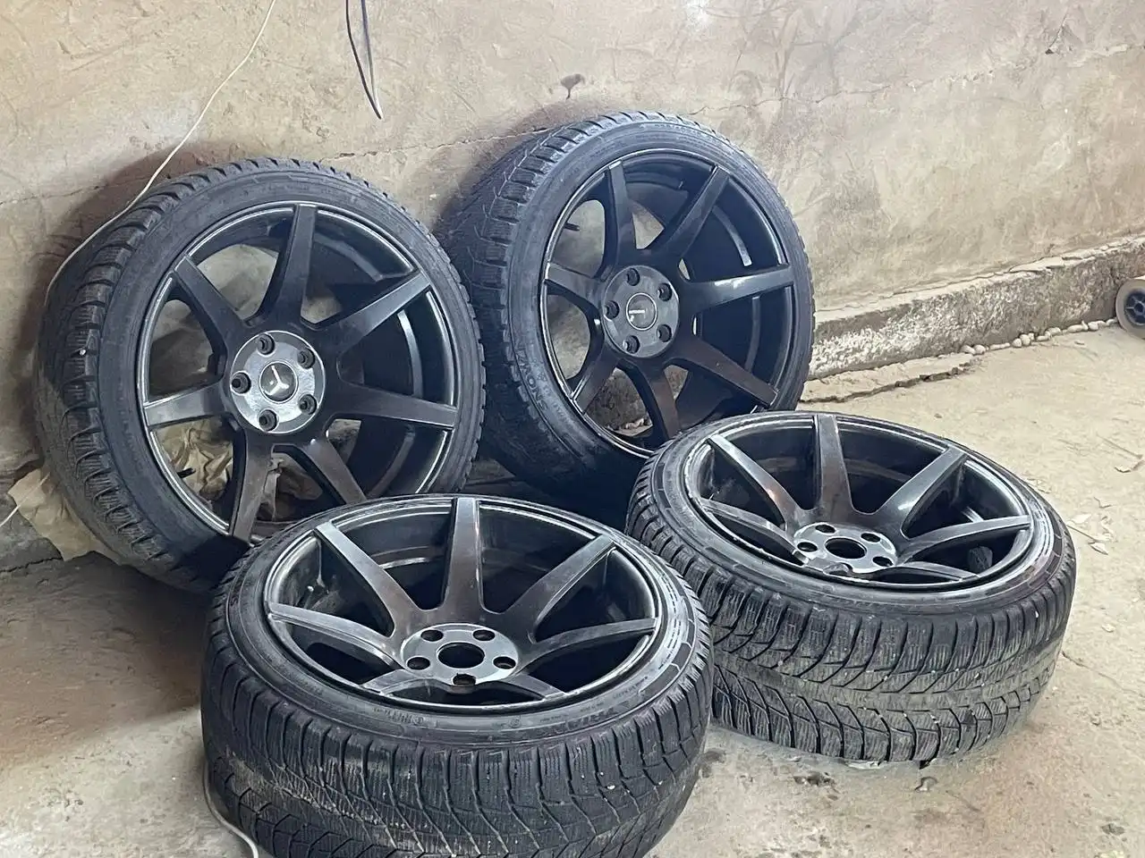 Шоганы R18 5x114.3 9.5JJ ET15 с зимней резиной - Диски и шины (Запчасти) в Иркутск