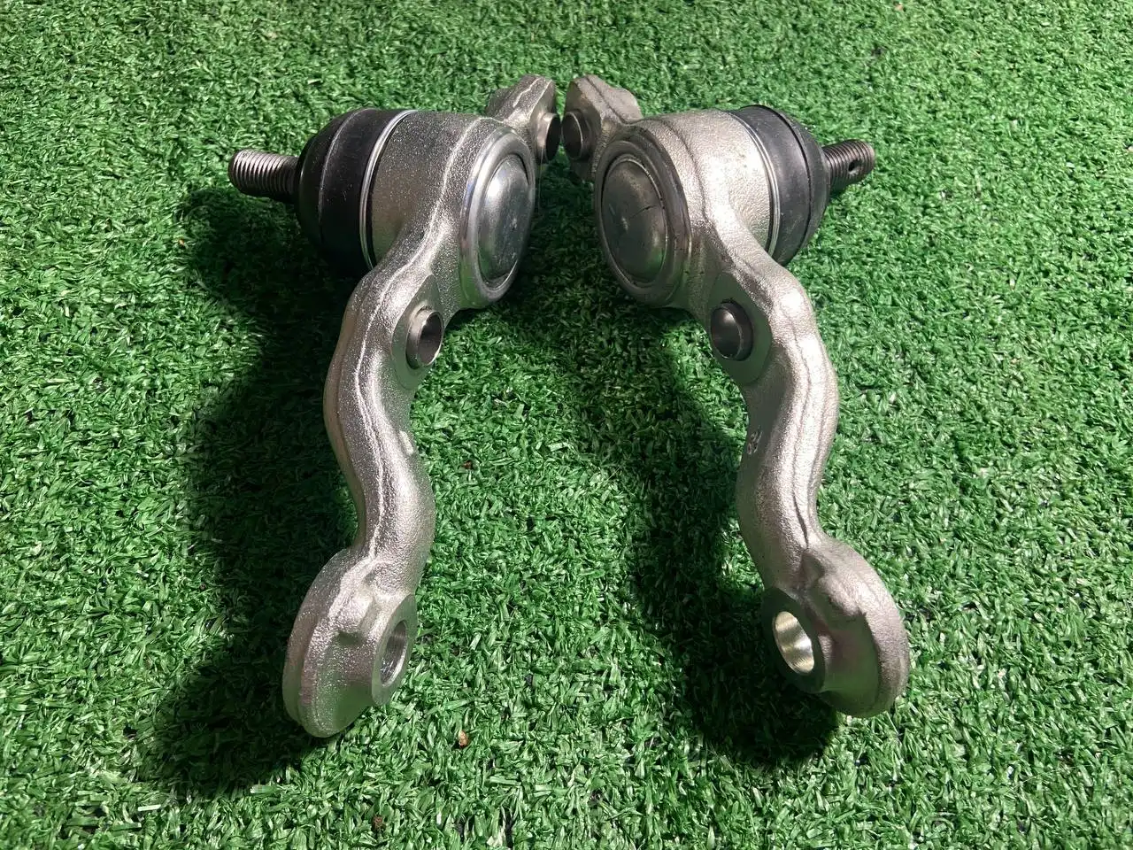 Шаровые опоры передние нижние Cresta GX100 - Автозапчасти (Запчасти) в Иркутск