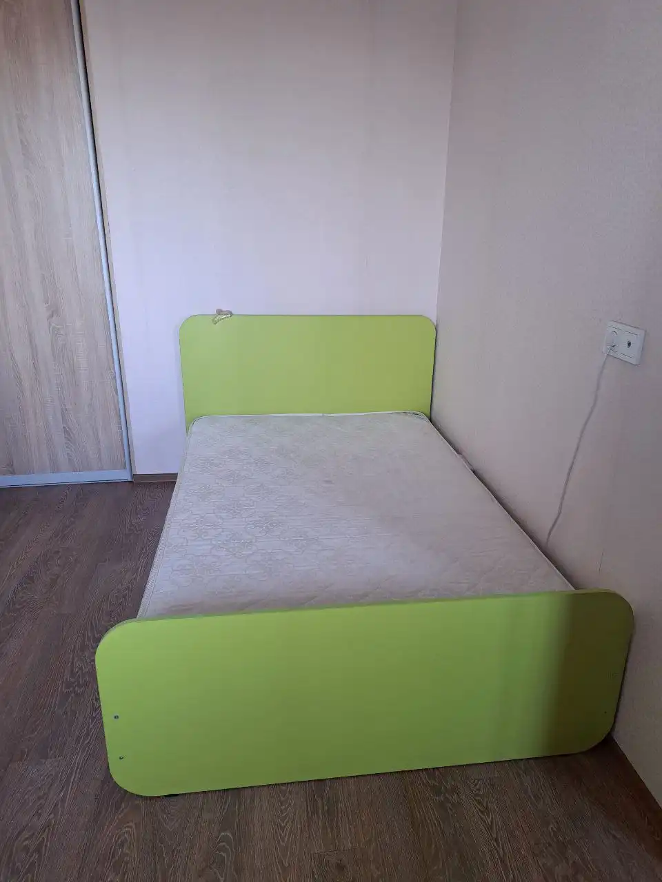 Продажа кровати бу с матрасом 120×190