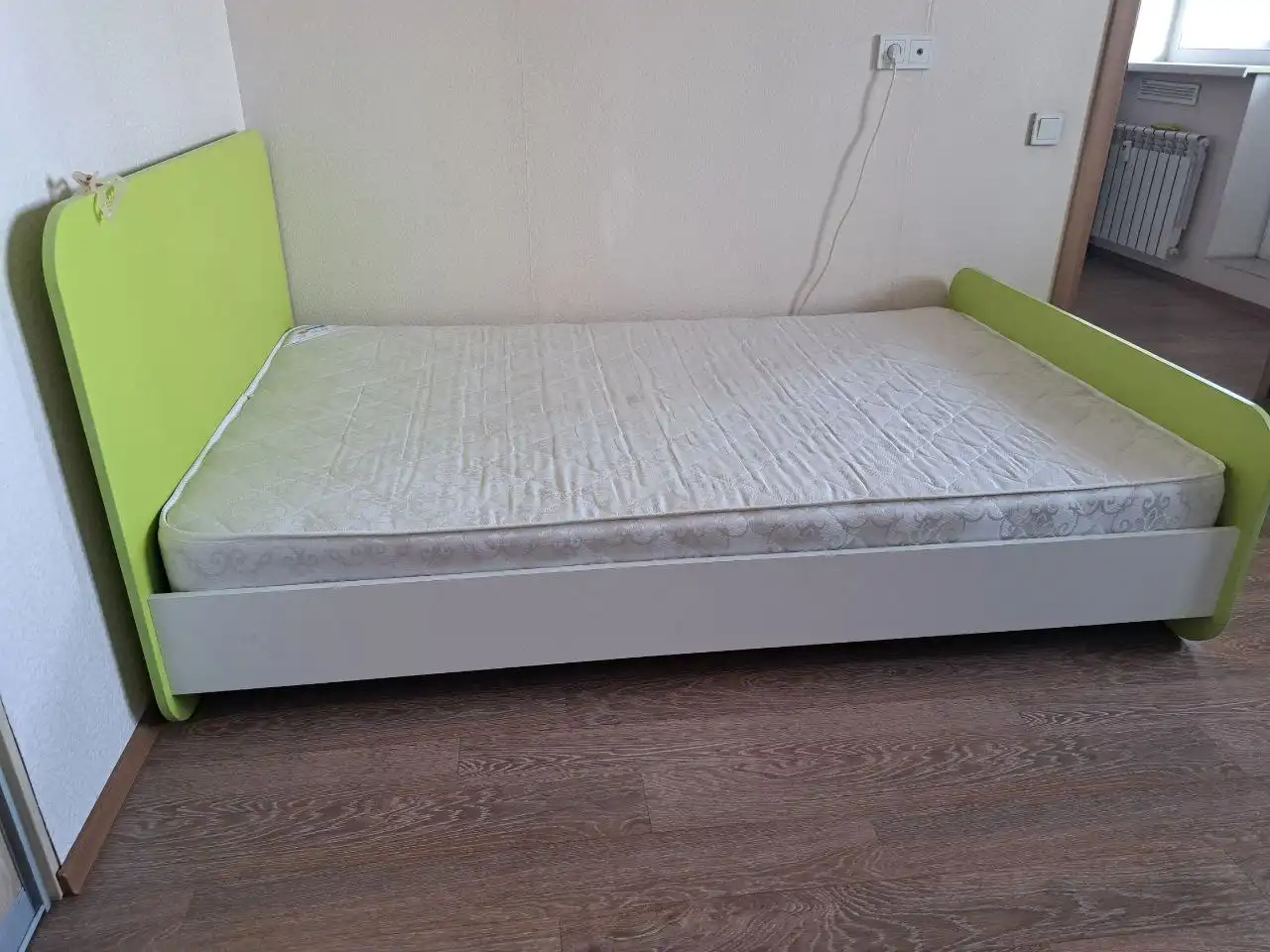 Продажа кровати бу с матрасом 120×190