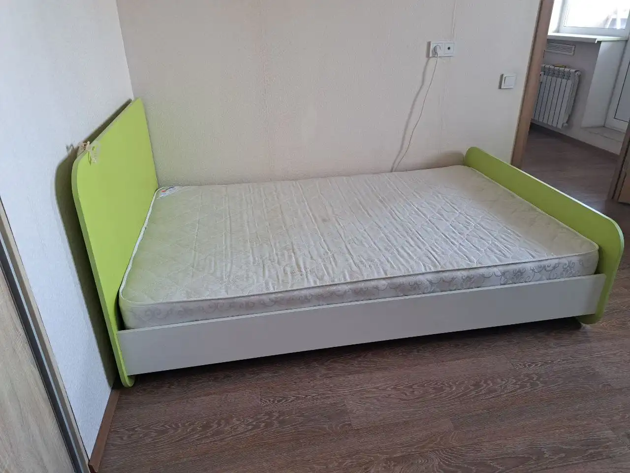 Продажа кровати бу с матрасом 120×190