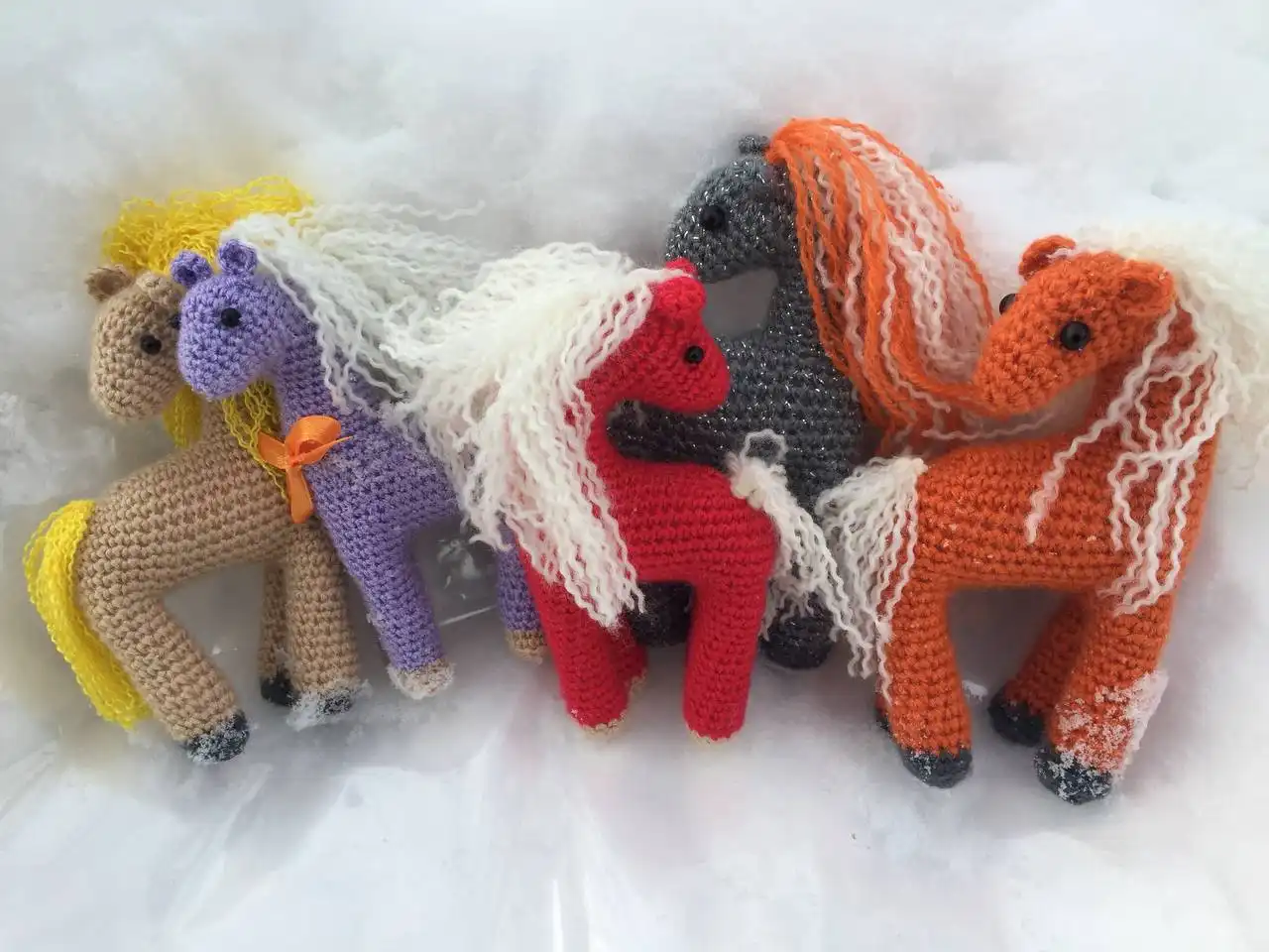 Продажа новогодних сувениров и вязаных лошадок