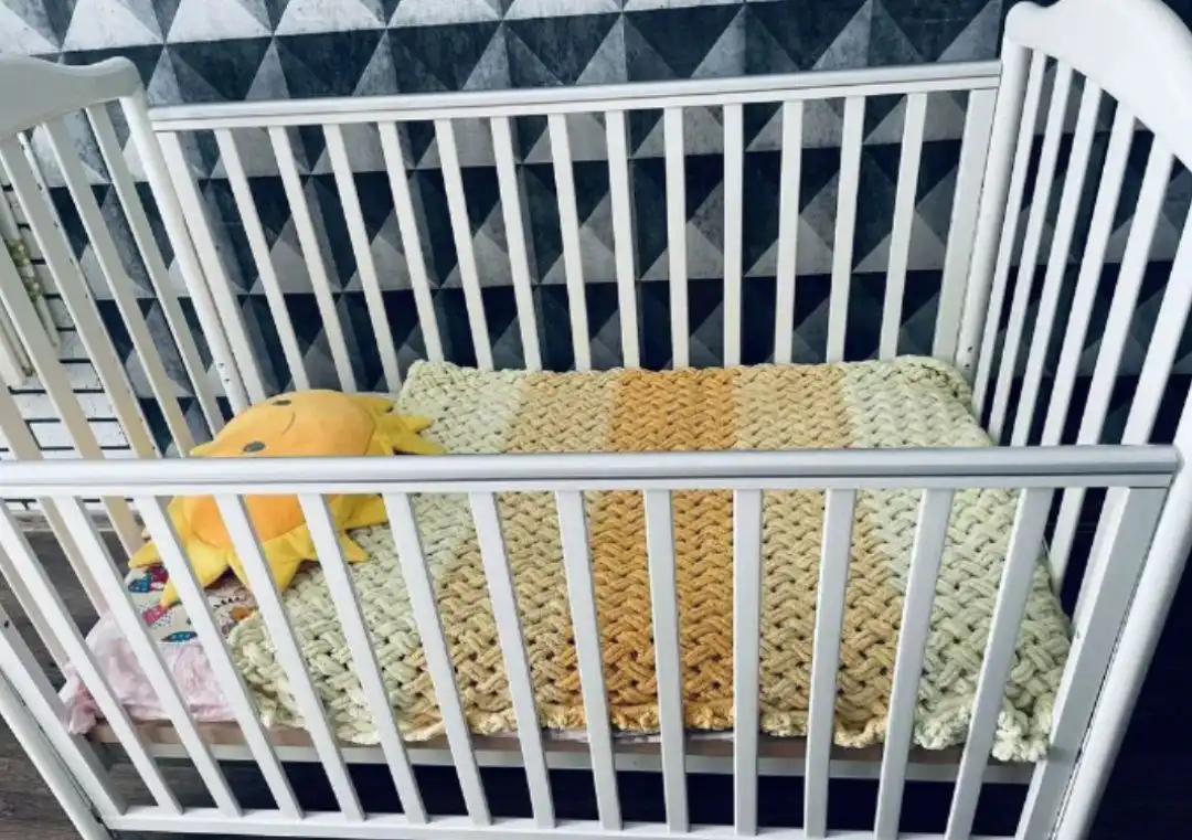 Продам детскую кроватку с матрасом и косичкой в подарок