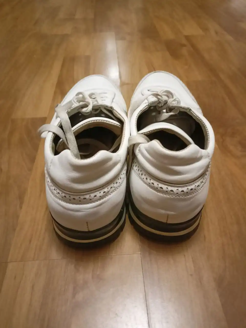 Кожаные кроссовки белые