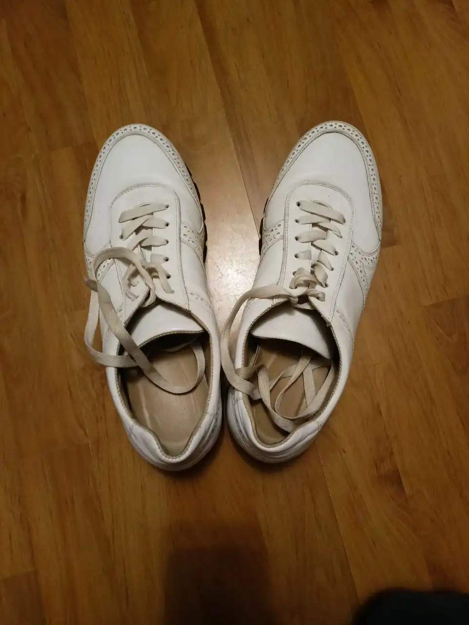 Кожаные кроссовки белые
