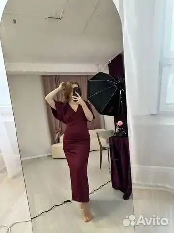 Атласное бордовое платье