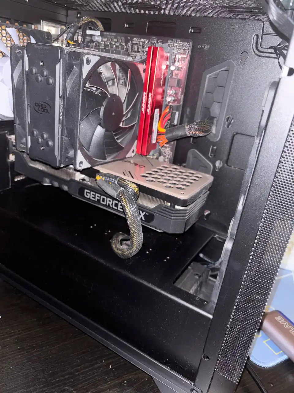 Игровой компьютер с монитором и периферией