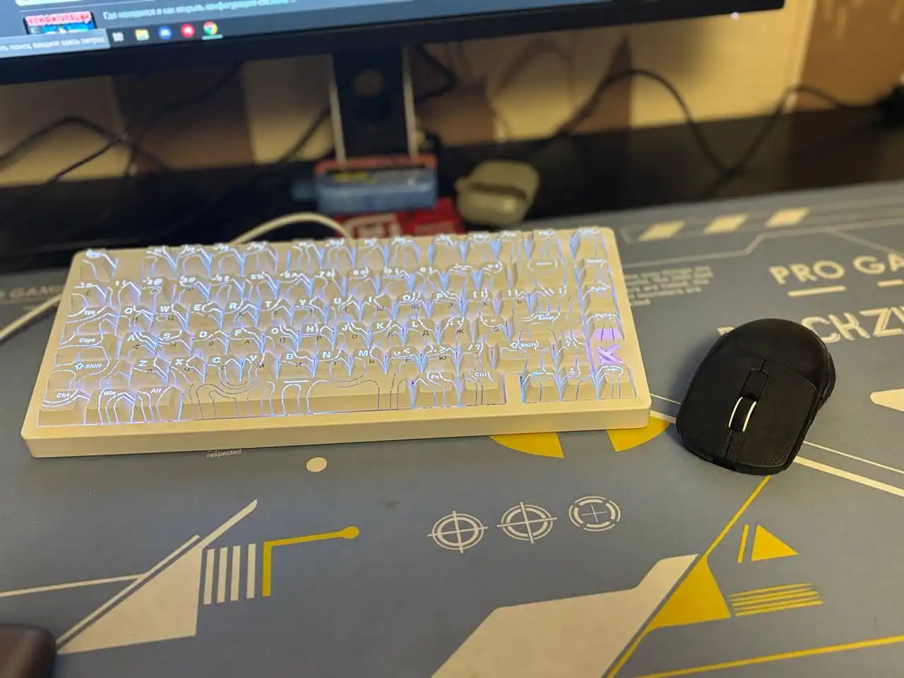 Игровой компьютер с монитором и периферией