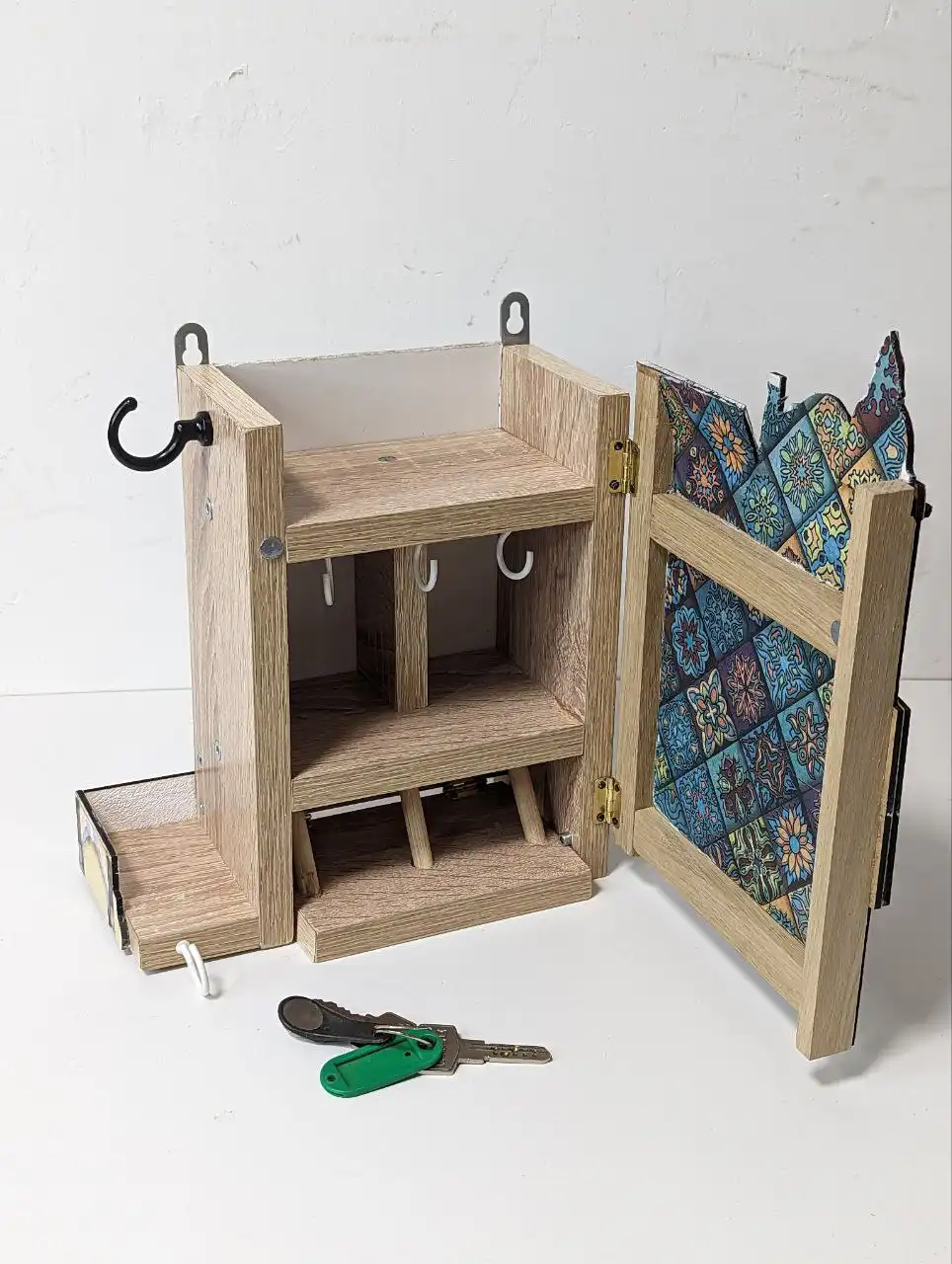 Удобная ключница в виде исторического здания