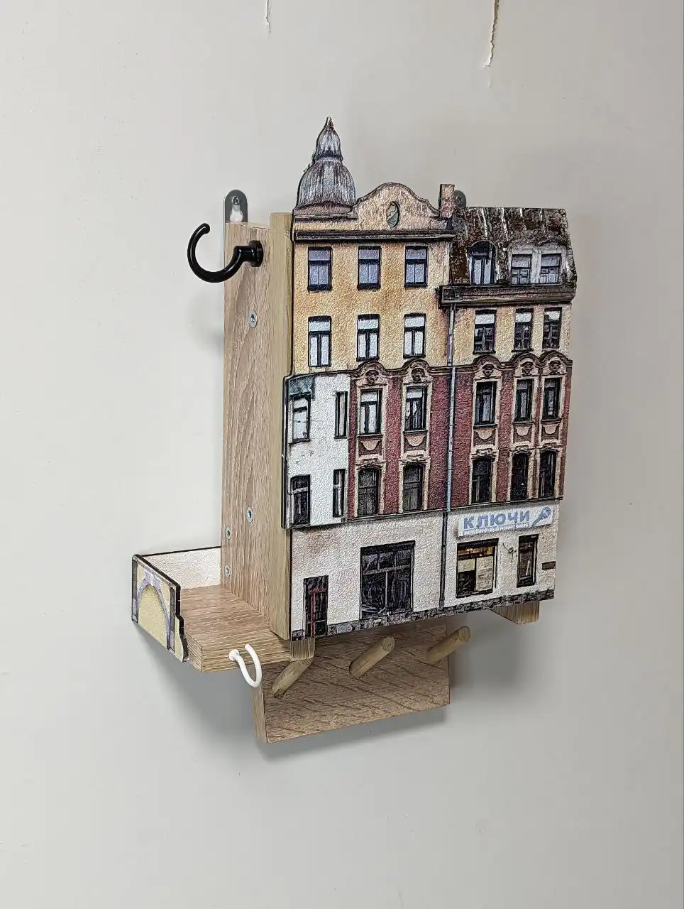 Удобная ключница в виде исторического здания