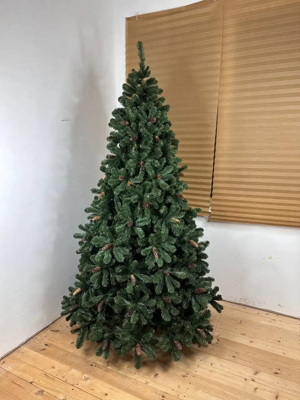 Искусственная ель с шишками 210 см