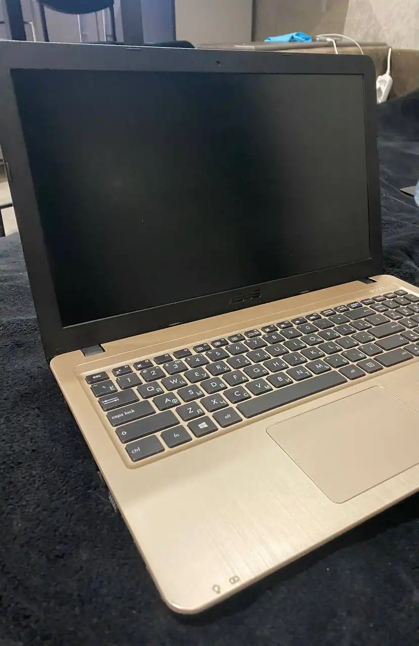 Ноутбук с комплектом аксессуаров