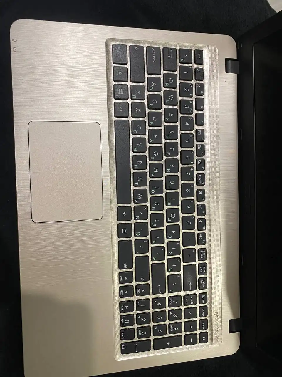 Ноутбук с комплектом аксессуаров