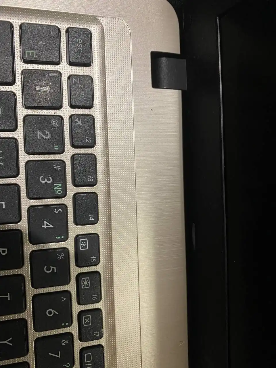 Ноутбук с комплектом аксессуаров