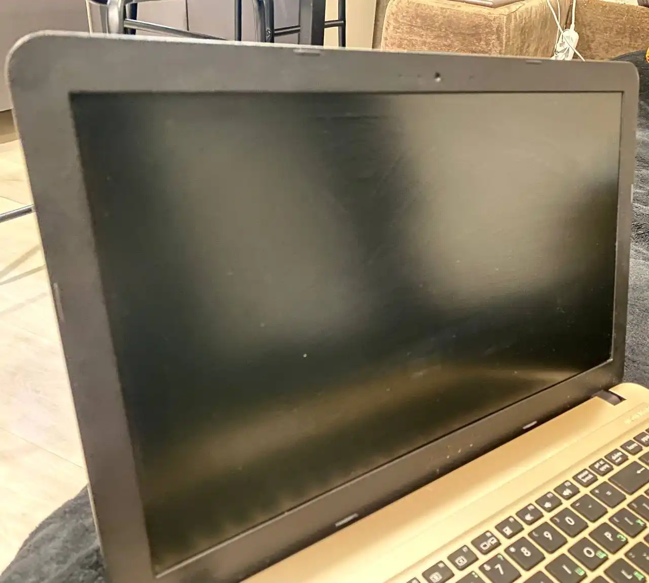 Ноутбук с комплектом аксессуаров