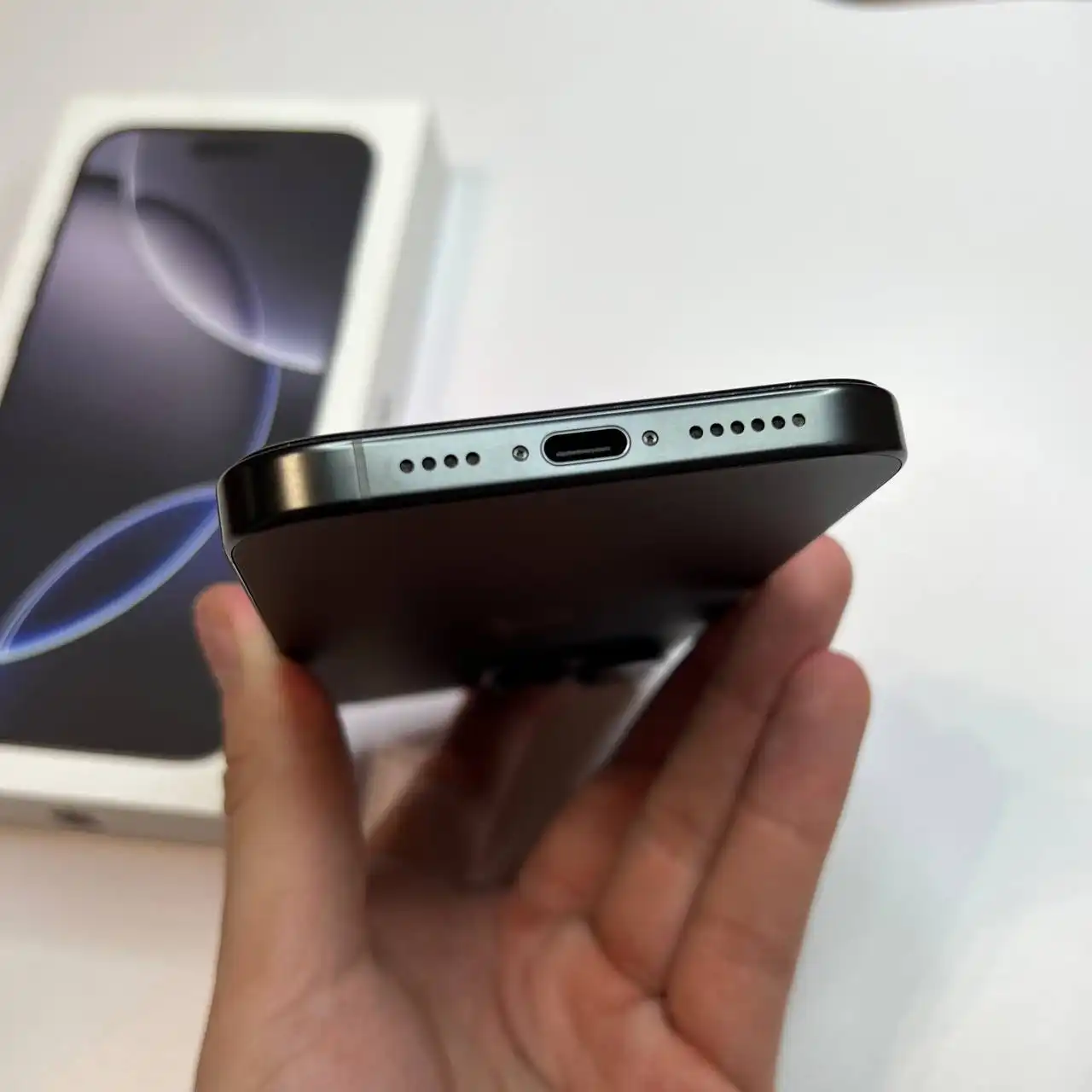 Продам iPhone 16 Pro Max 256 GB Black Titanium