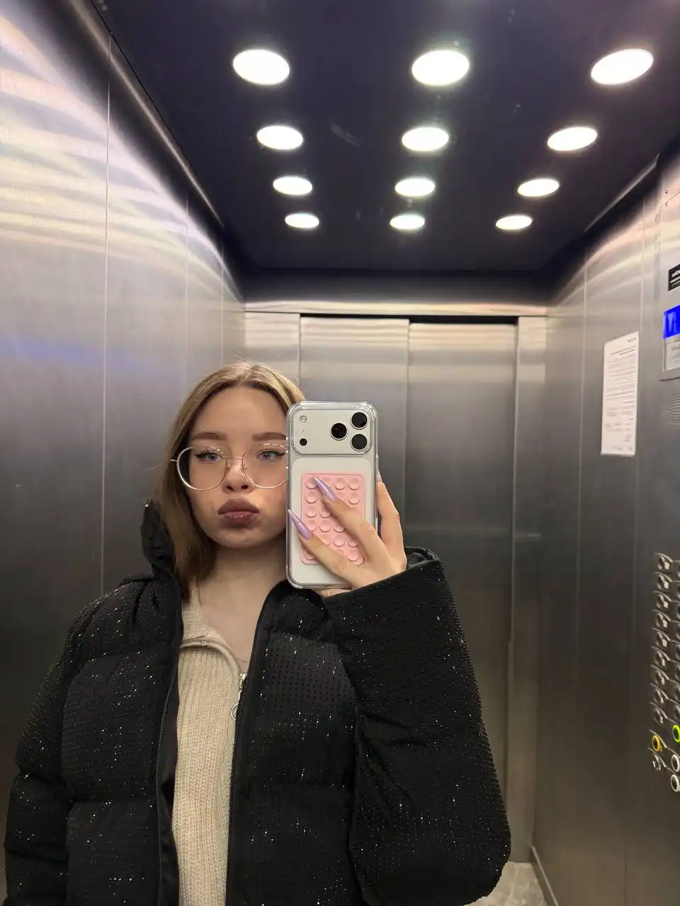 Черная куртка со стразами размер 42