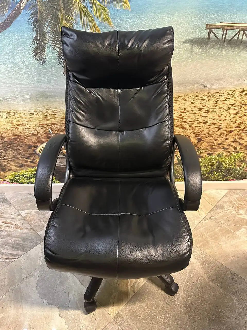 Стильное компьютерное кресло из натуральной кожи