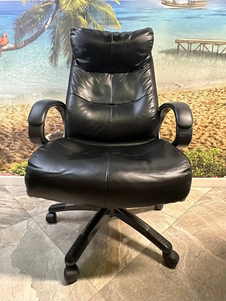 Стильное компьютерное кресло из натуральной кожи
