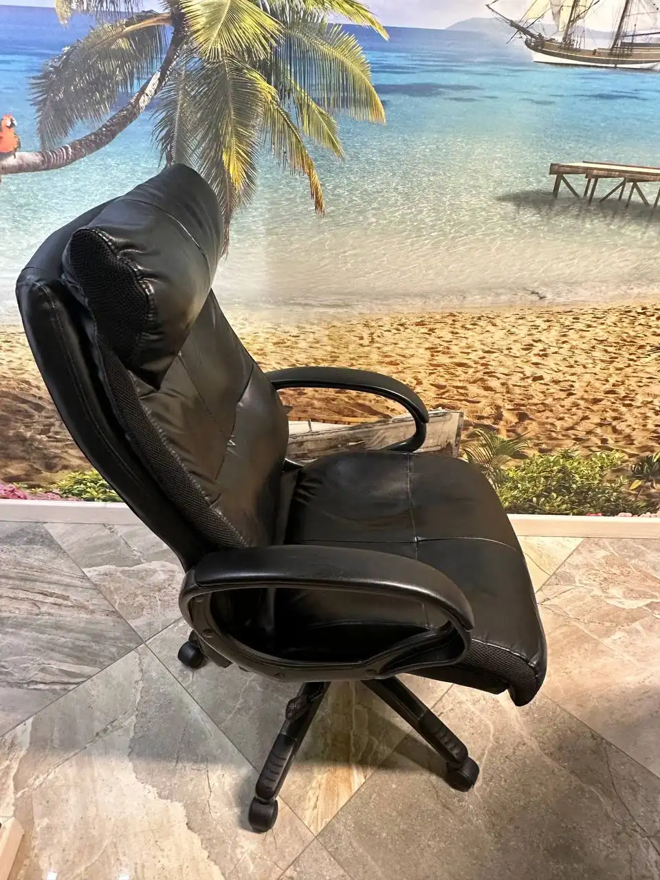 Стильное компьютерное кресло из натуральной кожи