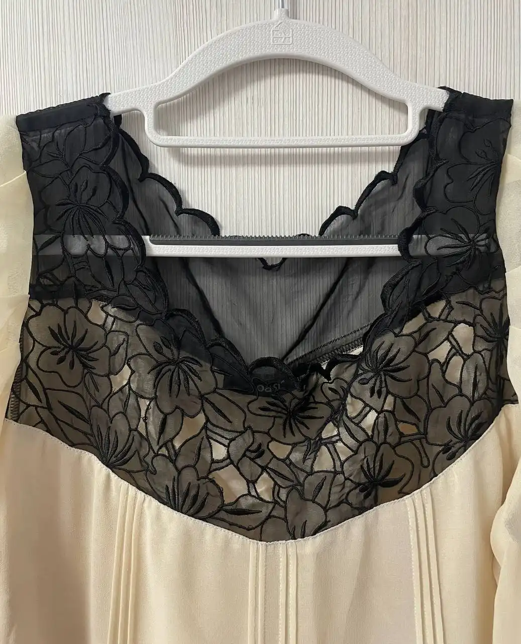 Платье Oasis с незначительными повреждениями