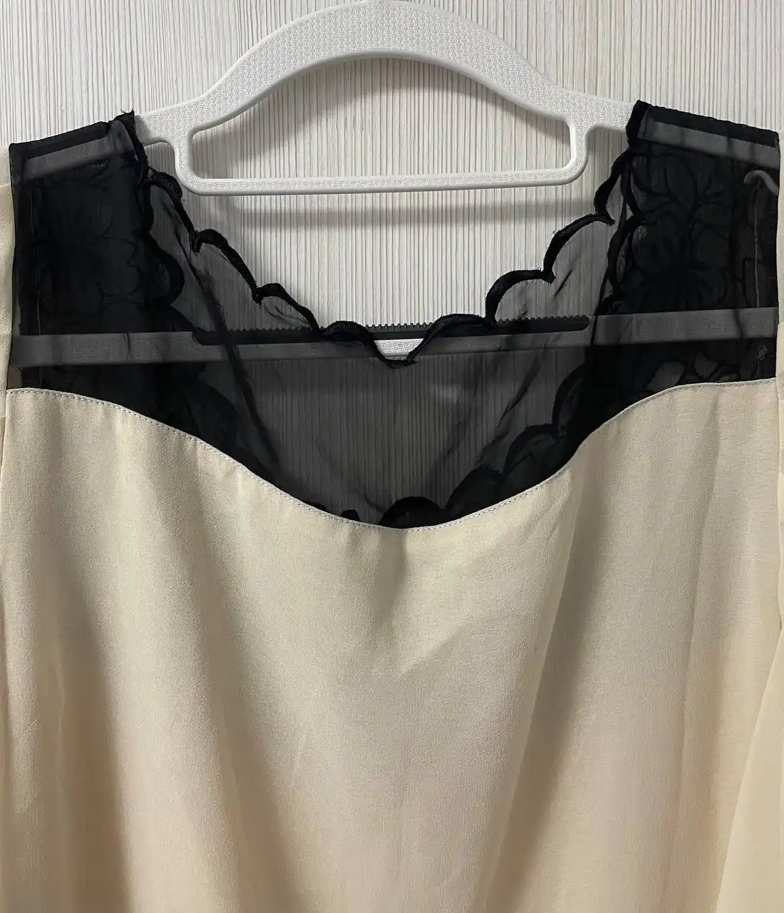 Платье Oasis с незначительными повреждениями