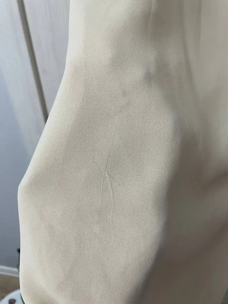 Платье Oasis с незначительными повреждениями