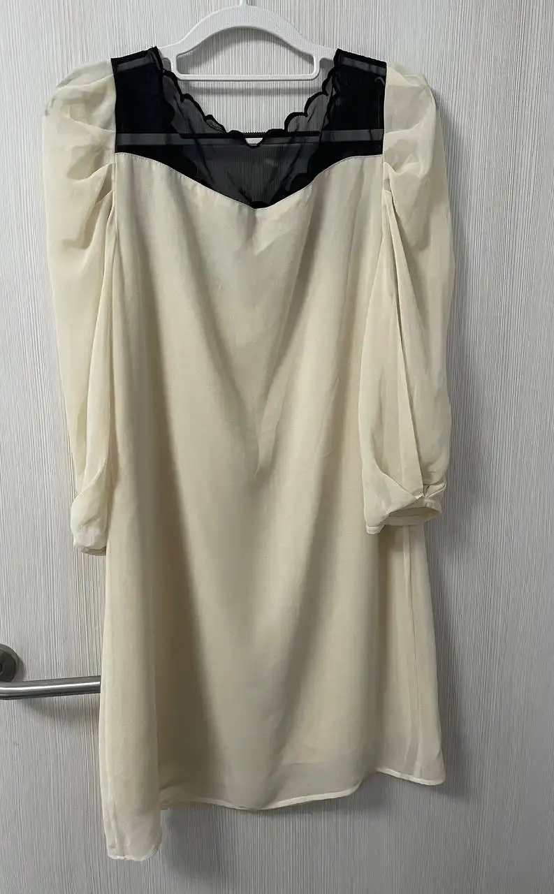 Платье Oasis с незначительными повреждениями