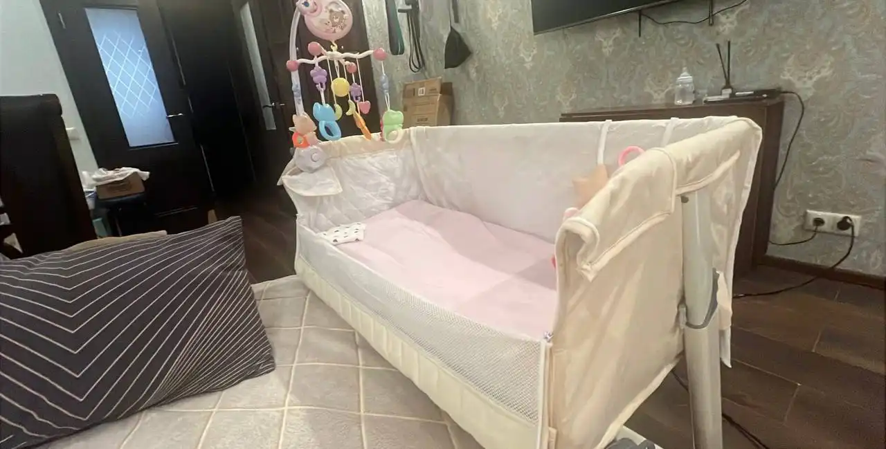 Приставная кроватка с матрасиком и ремнем фиксации