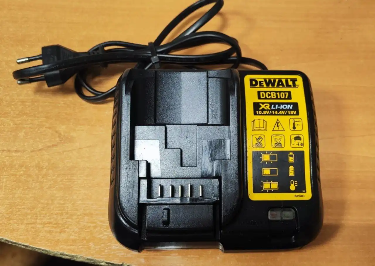 Продам зарядное устройство DeWalt Б/У - Электроинструменты (Барахолка) в Москва