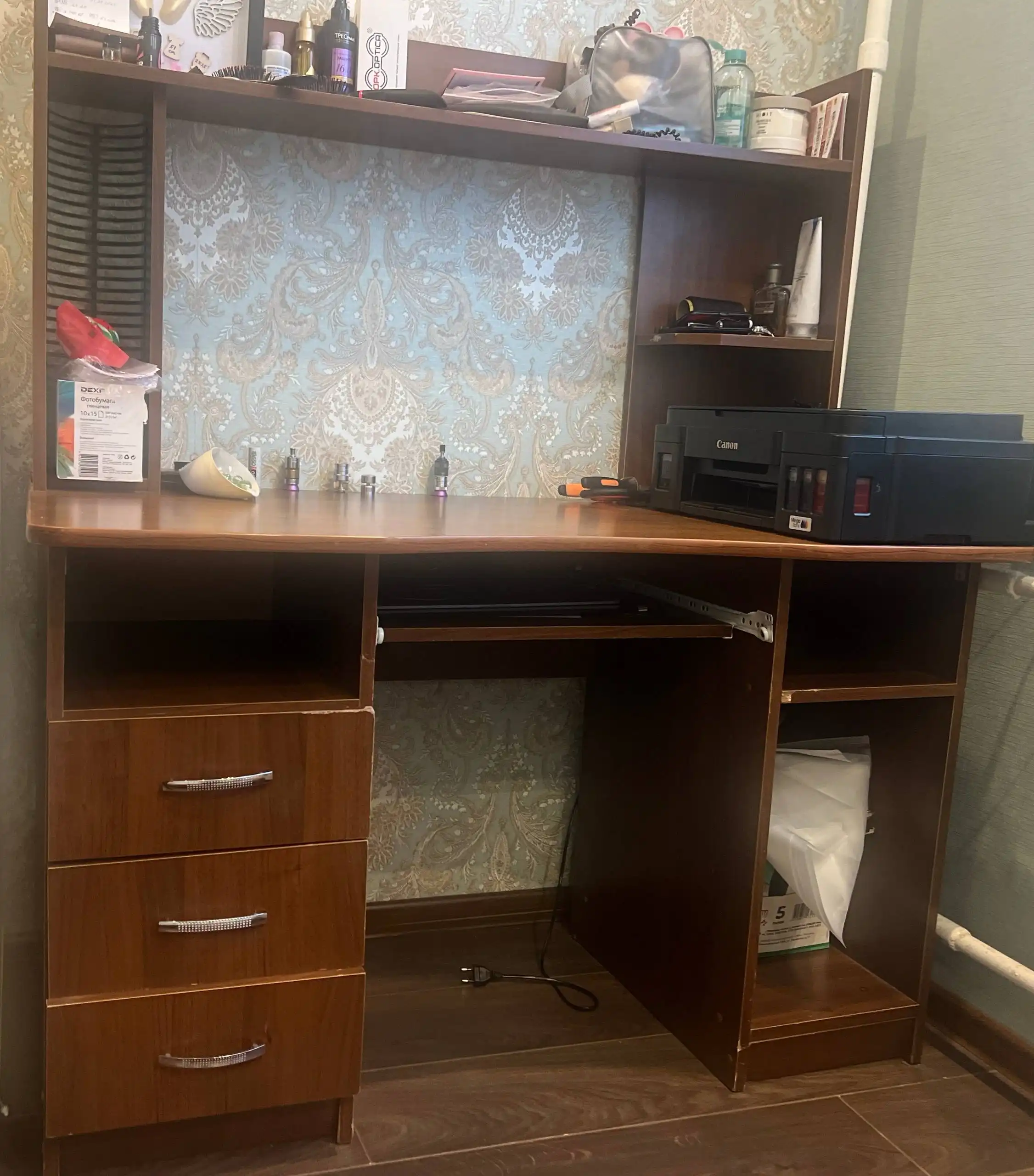 Отдам стол за шоколадку с орешками - Барахолка в Москва