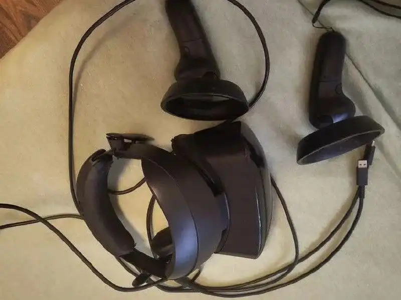 Продажа VR шлема с косметическими дефектами - VR шлемы (Электроника) в Москва