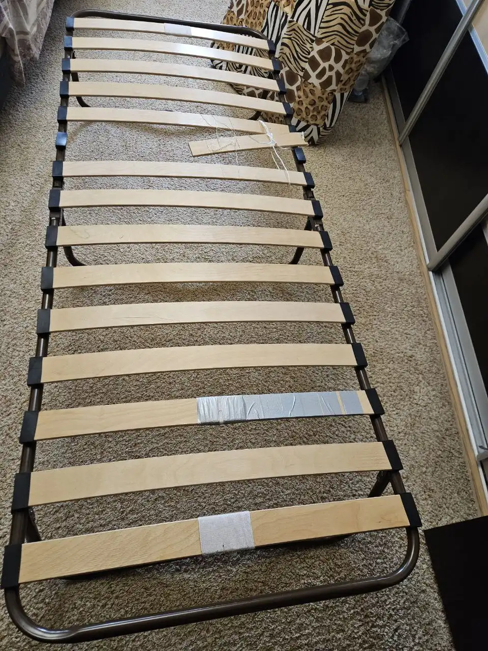 Продам б/у кровать-раскладушку на ламелях с повреждениями - Барахолка в Москва